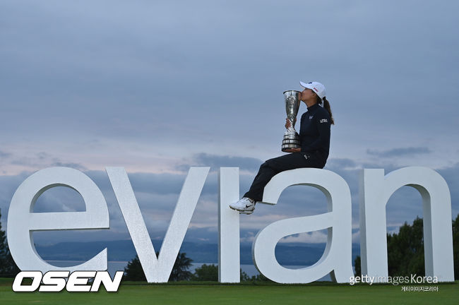 고진영이 에비앙 챔피언십에서 LPGA 투어 통산 5번째 우승을 챙긴 후 트로피에 키스하고 있다. /ⓒGettyimages(무단전재 및 재배포 금지)