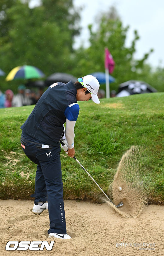 김효주가 문제의 14번홀 벙커에서 샷을 하고 있다. /ⓒGettyimages(무단전재 및 재배포 금지)
