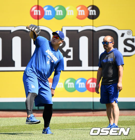경기에 앞서 다저스 류현진이 김용일 트레이너 코치가 지켜보는 가운데 캐치볼을 하고 있다. 류현진은 8월 1일 콜로라도전에 선발로 등판한다. /jpnews@osen.co.kr