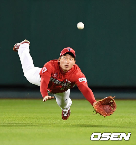 KIA타이거즈 김호령의 입대전 수비하는 장면./OSEN DB