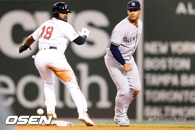 [사진] 황당 실책을 범한 재키 브래들리 주니어(왼쪽) /ⓒGettyimages(무단전재 및 재배포 금지)