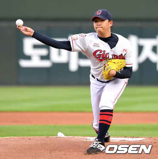 롯데 선발 서준원이 힘차게 공을 뿌리고 있다. /dreamer@osen.co.kr