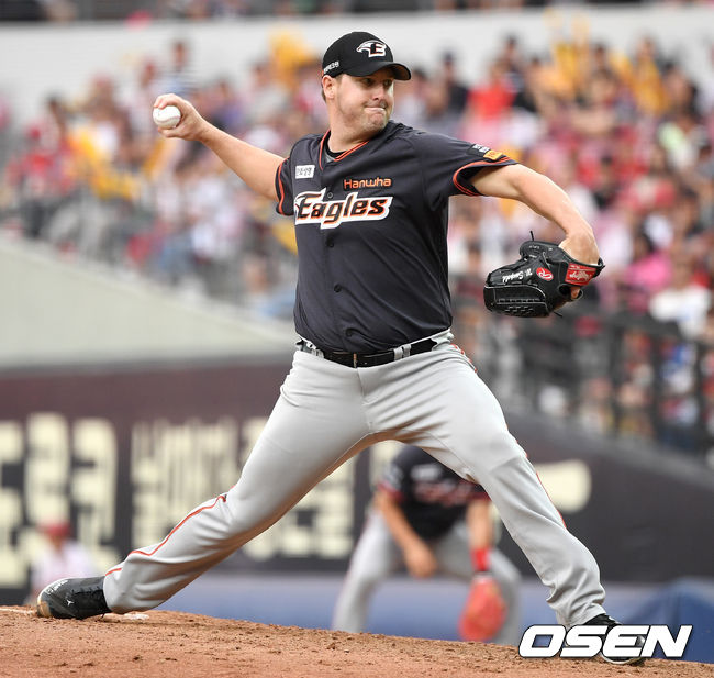한화 선발 서폴드가 힘차게 공을 뿌리고 있다. /dreamer@osen.co.kr