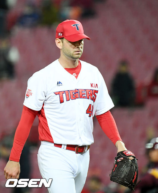 6회초를 마친 KIA 선발 터너가 덕아웃으로 들어오고 있다./rumi@osen.co.kr