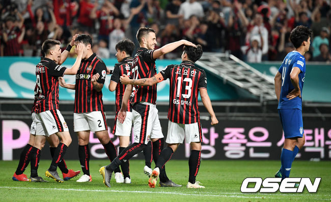 후반 서울 페시치가 4대1로 앞서가는 골을 성공시키며 동료선수들과 기뻐하고 있다. /jpnews@osen.co.kr
