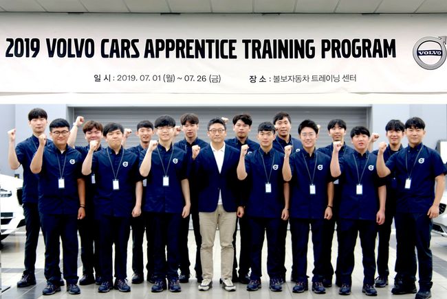 ‘볼보차 어프렌티스 트레이닝 프로그램’ 2기 수료생 15명과 기념촬영을 하고 있는 이윤모 볼보차코리아 대표.