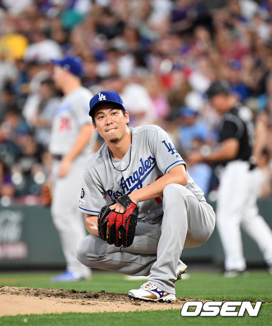 5회말 무사 1,2루에서 다저스 마에다가 콜로라도 스토리에게 실책성 내야안타를 허용하며 아쉬워하고 있다. /jpnews@osen.co.kr