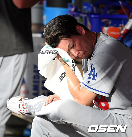 5회말 무사 2,3루에서 다저스 마에다가 강판당하고 더그아웃에서 땀을 닦고 있다. /jpnews@osen.co.kr