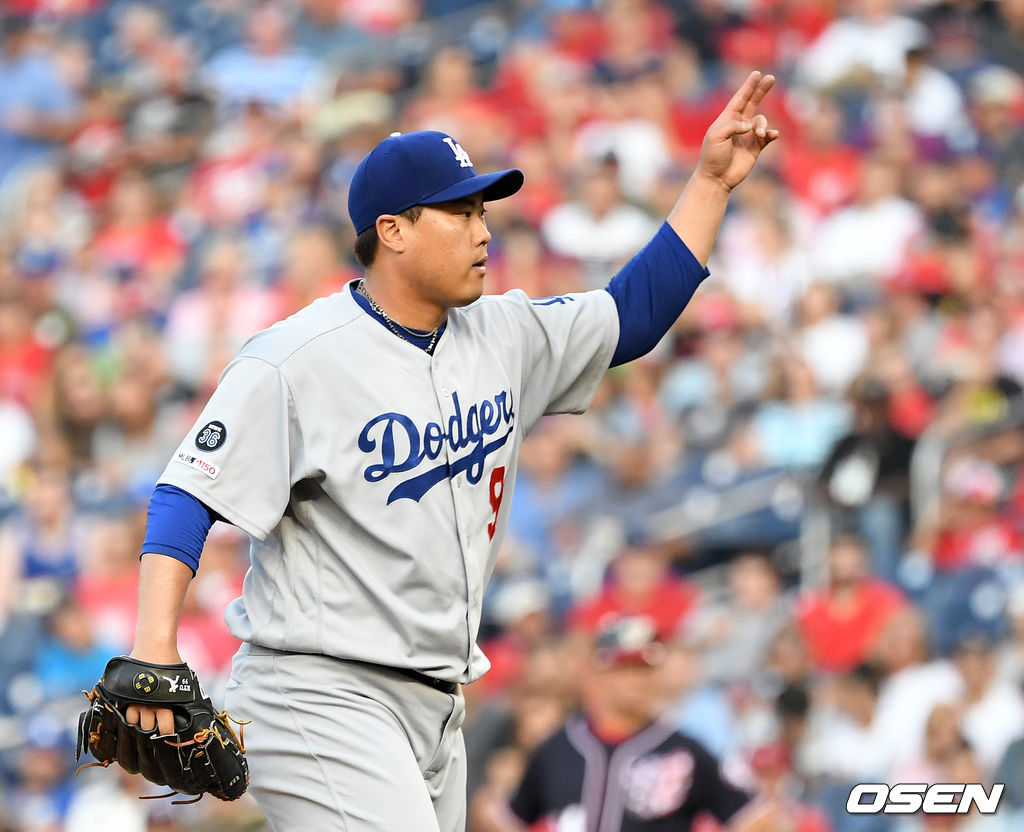 27일(한국시간) 미국 워싱턴 D.C.의 내셔널스 파크에서 2019 메이저리그 LA 다저스와 워싱턴 내셔널스의 경기가 열렸다.시즌 12승, 한미 통산 150승에 도전하는 류현진은 마이애미 상대로 11승을 거둔 후 6일간 충분히 쉬고 일주일 만에 등판이다. 1회말 무사에서 LA 선발투수 류현진이 사인을 보내고 있다. /jpnews@osen.co.kr
