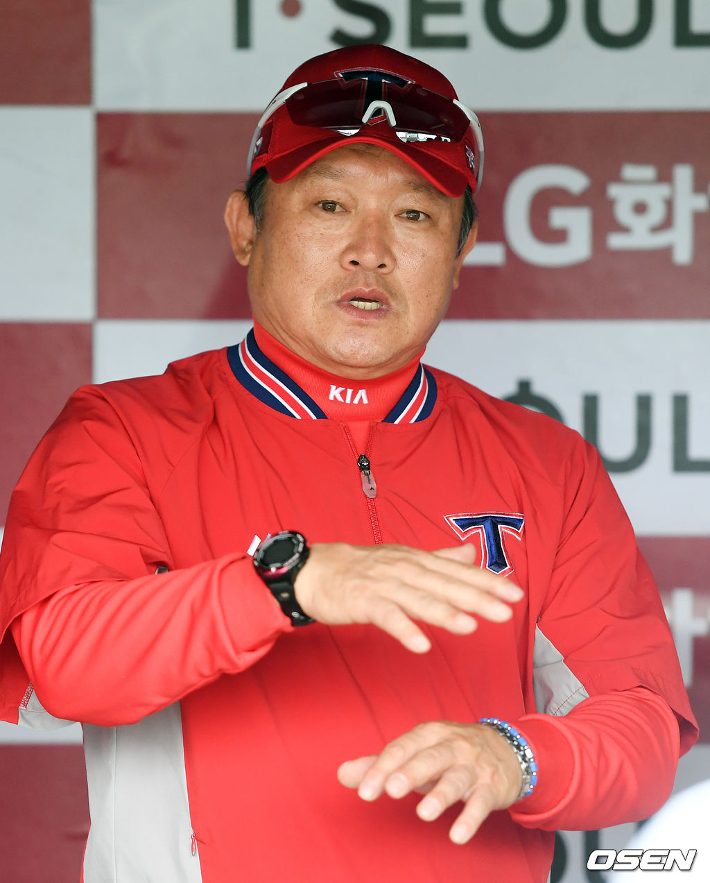 경기에 앞서 KIA 박흥식 감독대행이 인터뷰를 하고 있다. /soul1014@osen.co.kr