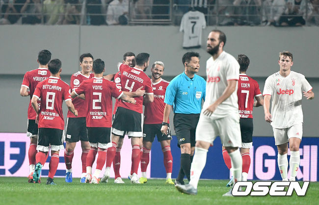 전반 팀 K리그 오스마르가 선제골을 작렬시킨 뒤 동료들과 기뻐하고 있다. /dreamer@osen.co.kr