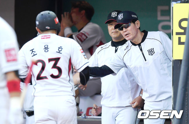 KT 이강철 감독이 득점을 올린 조용호와 기뻐하고 있다. / youngrae@osen.co.kr