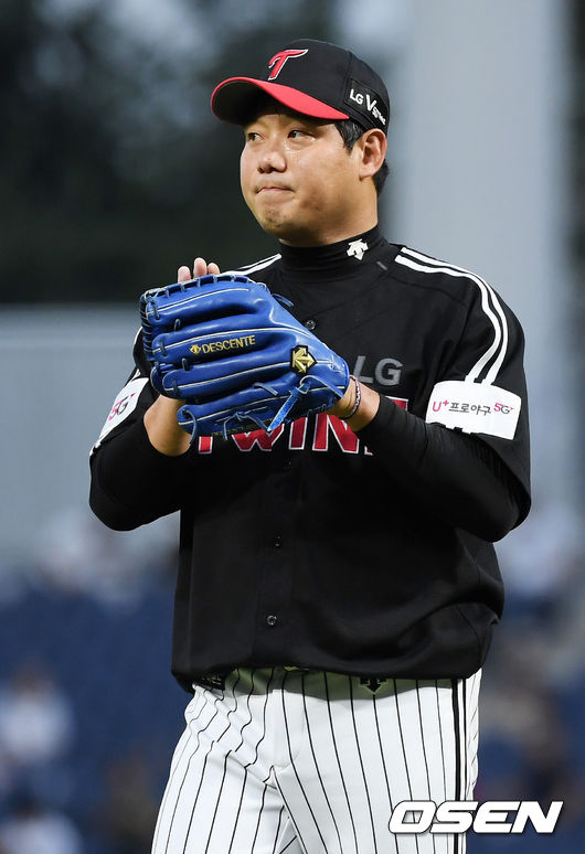1회말을 마친 LG 선발 류제국이 덕아웃으로 들어오며 박수를 치고 있다./rumi@osen.co.kr