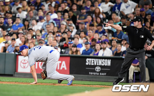 7회말 2사 2루에서 피더슨이 콜로라도 타피아의 타구를 놓치고 있다. 2루수 먼시가 백업으로 잡아 1루로 던져 아웃시켰다. /jpnews@osen.co.kr