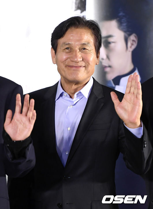 배우 안성기가 포토타임을 갖고 있다. /sunday@osen.co.kr