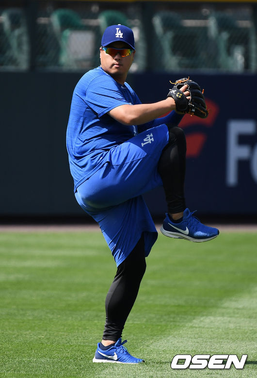 경기에 앞서 다저스 류현진이 캐치볼을 하며 훈련을 하고 있다. /jpnews@osen.co.kr