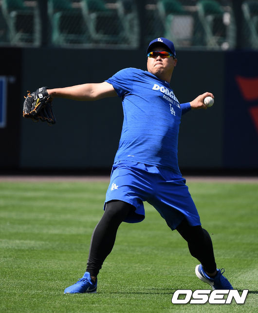경기에 앞서 다저스 류현진이 캐치볼을 하며 훈련을 하고 있다. /jpnews@osen.co.kr