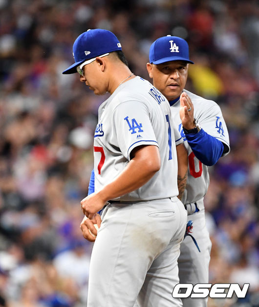 3회말 2사 3루에서 다저스 로버츠 감독이 마운드에 올라 유리아스를 교체하고 있다. /jpnews@osen.co.kr