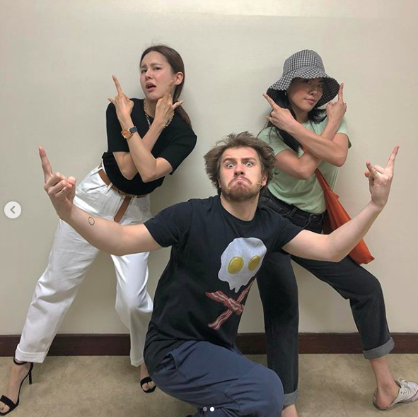 [사진=아이비 SNS] 가수 겸 뮤지컬 배우 아이비가 공개한 뮤지컬 '스쿨 오브 락' 관람 인증샷