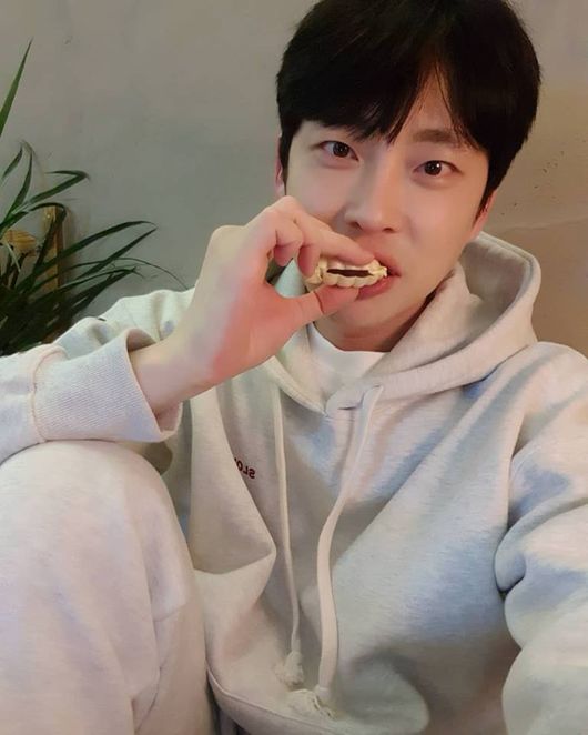 [사진=강성욱 SNS] 뮤지컬 배우 강성욱이 성폭행 사건으로 1심에서 징역 5년의 실형을 선고받아 구속됐다.