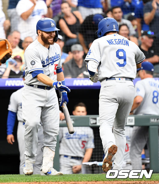 2회초 무사에서 다저스 네그론이 우월 솔로포를 날리고 마틴과 하이파이브를 하고 있다. 마틴은 백투백 홈런을 날렸다. /jpnews@osen.co.kr