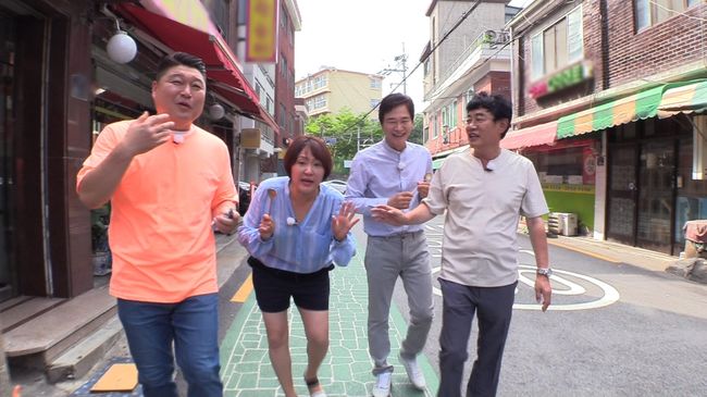 [사진=JTBC 제공] '한끼줍쇼'에 출연한 배우 정보석, 김현숙 등 스틸 컷