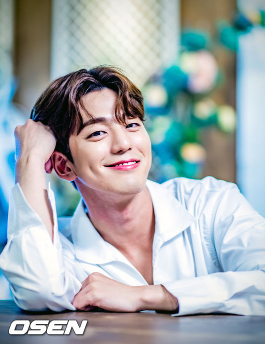 최근 종영한 드라마 '퍼퓸’에서 열연을 펼친 배우 김민규가 서울 강남구 논현로의 한 카페에서 인터뷰 시간을 가졌다.  배우 김민규가 인터뷰 중 카메라 앞에서 포즈를 취하고 있다. /rumi@osen.co.kr