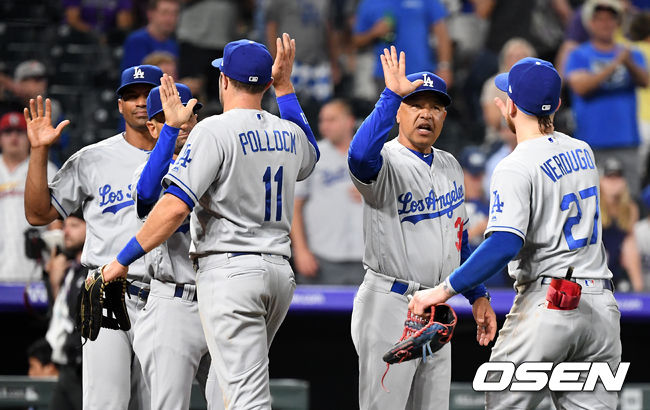 경기를 마치고 다저스 로버츠 감독이 선수들과 승리 하이파이브를 하고 있다. /jpnews@osen.co.kr