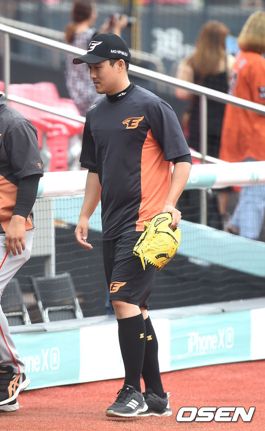 31일 수원 KT을 앞두고 한화 신정락이 훈련을 마치고 더그아웃으로 들어가고 있다. / youngrae@osen.co.kr