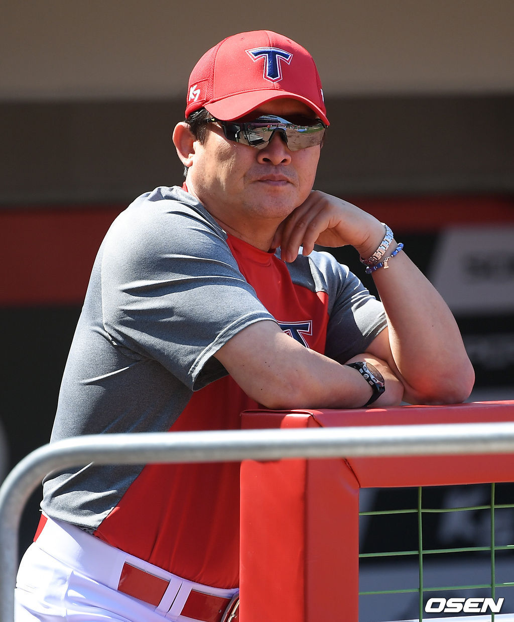 경기에 앞서 KIA 박흥식 감독대행이 선수들의 훈련을 지켜보고 있다./ soul1014@osen.co.kr