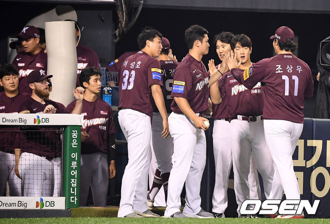 30일 오후 서울 잠실야구장에서 '2019 신한은행 MY CAR KBO리그' LG 트윈스와 키움 히어로즈의 경기가 열렸다.6회말 2사 2,3루 키움 조상우가 LG 박용택을 2루수 앞 땅볼로 아웃시킨 뒤 동료들의 축하를 받으며 더그아웃으로 들어가고 있다. / youngrae@osen.co.kr