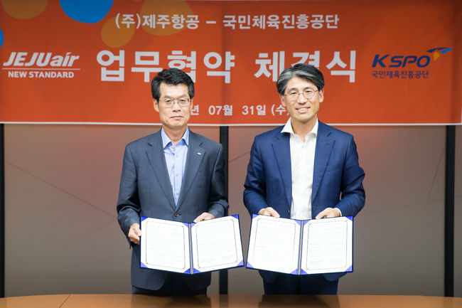 [사진]김갑수 공단 전무이사(왼쪽)와 김재천 제주항공 경영본부장 /국민체육진흥공단 제공