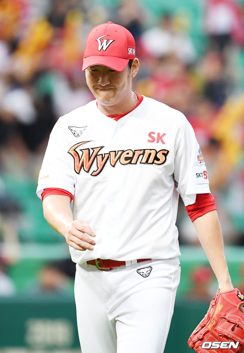 1회초를 마친 SK 선발 문승원이 아쉬워하며 덕아웃으로 향하고 있다./rumi@osen.co.kr