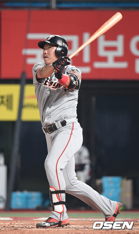 31일 오후 수원 KT위즈파크에서 '2019 신한은행 MY CAR KBO리그' KT위즈와 한화 이글스 경기가 열렸다.7회초 2사 1루 한화 정근우가 투런 홈런을 때려내고 있다. / youngrae@osen.co.kr