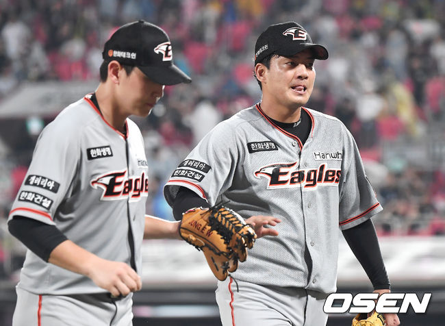 31일 오후 수원 KT위즈파크에서 '2019 신한은행 MY CAR KBO리그' KT위즈와 한화 이글스 경기가 열렸다.6회말 이닝을 마친 한화 임준섭이 더그아웃으로 들어오고 있다. / youngrae@osen.co.kr