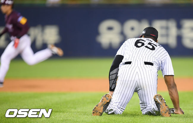 31일 오후 서울 잠실야구장에서 '2019 신한은행 MY CAR KBO리그' LG 트윈스와 키움 히어로즈의 경기가 열렸다.7회초 무사 만루 키움 이지영의 내야땅볼때 LG 페게로가 홈 악송구를 던진후 아쉬워하고 있다./ soul1014@osen.co.kr