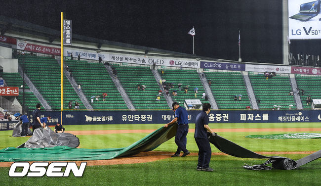 31일 오후 서울 잠실야구장에서 '2019 신한은행 MY CAR KBO리그' LG 트윈스와 키움 히어로즈의 경기가 열렸다.7회초 이닝종료 후 갑작스러운 폭우로 경기가 중단되고 있다/ soul1014@osen.co.kr