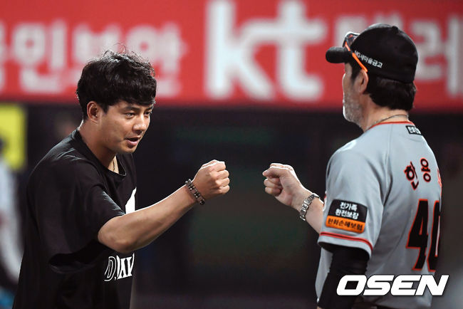 한화는 31일 수원 케이티위즈파크에서 열린 2019 신한은행 MY CAR KBO리그 KT와 원정경기를 5-2 승리로 장식했다. 정근우가 7회 결승 투런 홈런을 폭발했고, 임준섭이 6이닝 1실점 깜짝 호투로 5년 만에 선발승을 거뒀다. 정우람도 마지막 아웃카운트 5개를 책임지며 50일 만에 세이브를 따냈다. 승리를 거둔 한화 임준섭이 한용덕 감독과 주먹을 맞대고 있다. / youngrae@osen.co.kr