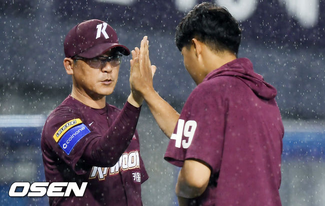 경기종료 후 키움 장정석 감독이 2승을 거둔 김선기와 하이파이브를 하고 있다. / soul1014@osen.co.kr