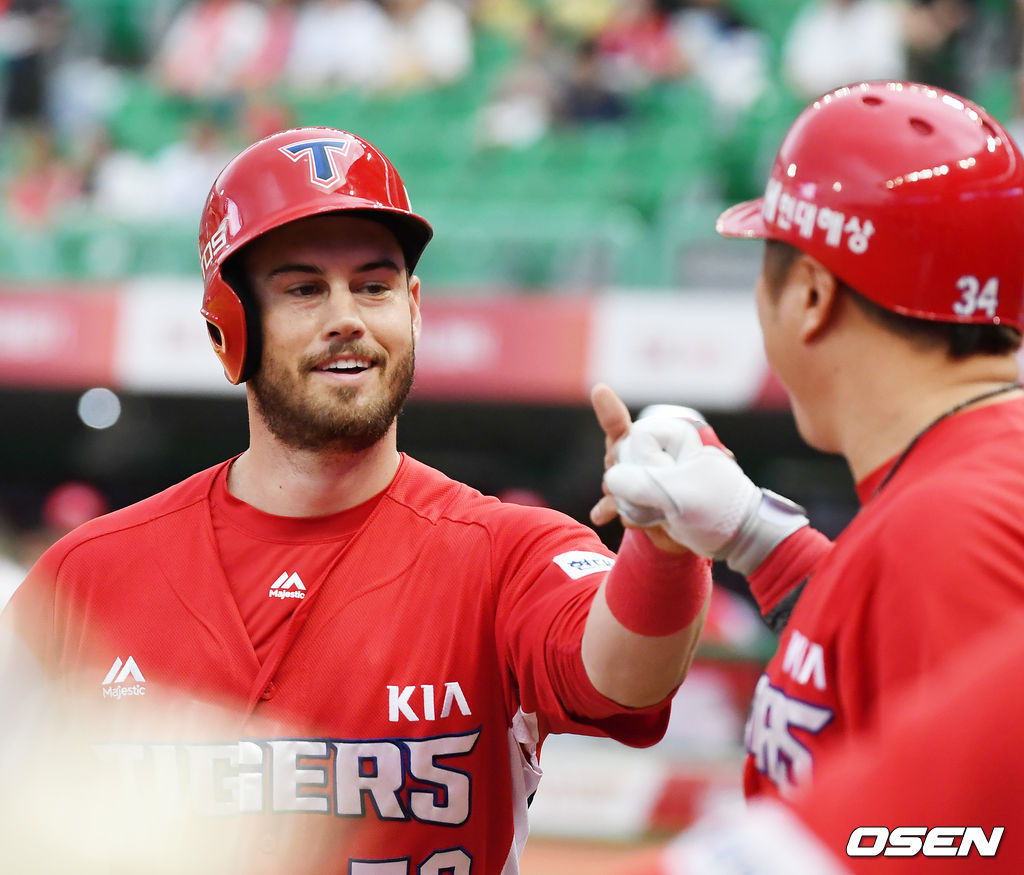 1회초 무사 1,2루에서 KIA 터커가 우월 선취 스리런홈런을 날린 후 홈을 밟으며 최형우와 하이파이브를 하고 있다./rumi@osen.co.kr