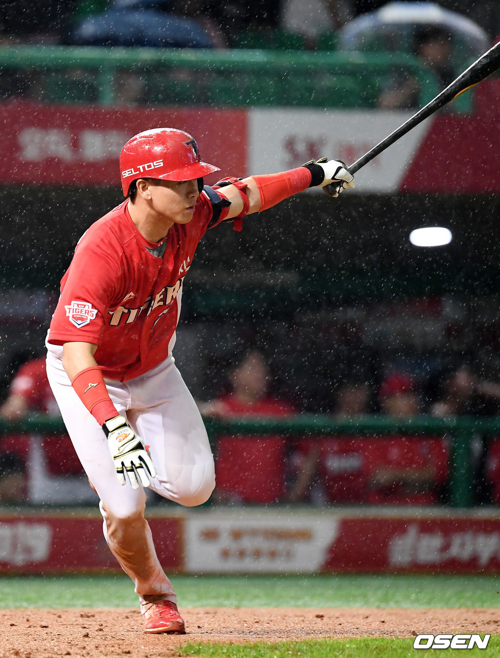 8회초 2사 주자 1,2루 KIA 박찬호가 중견수 오른쪽 1타점 적시타를 날리고 있다./rumi@osen.co.kr