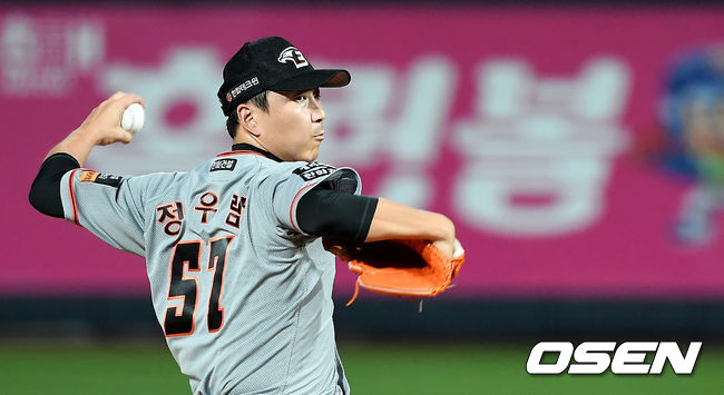 8회말 1사 1루에서 올라온 한화 정우람이 역투하고 있다. / youngrae@osen.co.kr