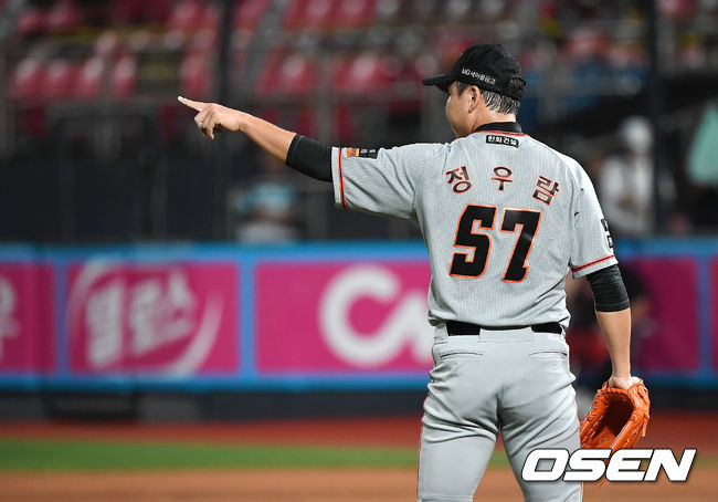 세이브를 거둔 한화 정우람이 호수비를 선보인 정은원에게 사인을 보내고 있다. / youngrae@osen.co.kr