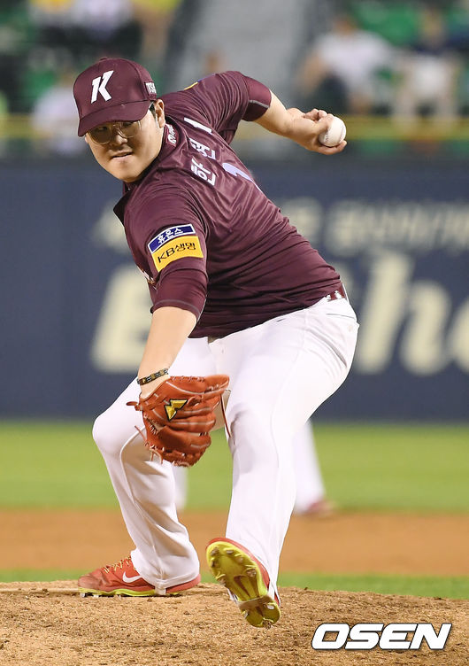 키움은 30일 서울 잠실구장에서 열린 '2019신한은행 MYCAR KBO리그' LG트윈스와의 경기에서 박병호의 선제 결승 스리런포와 불펜진을 조기 투입에 성공해 4-2로 승리했다. 후반기 3승(1패)을 따내며 2위를 굳게 지켰다.8회말 키움 한현희가 역투하고 있다. / youngrae@osen.co.kr