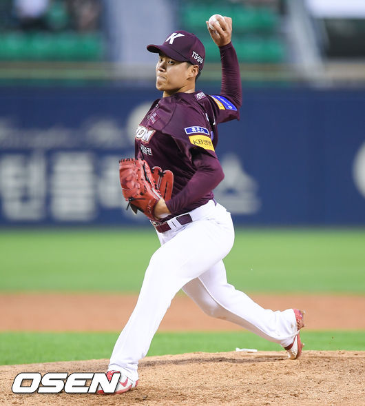 31일 오후 서울 잠실야구장에서 '2019 신한은행 MY CAR KBO리그' LG 트윈스와 키움 히어로즈의 경기가 열렸다.3회말 키움 선발투수 김선기가 역투하고 있다.  /soul1014@osen.co.kr