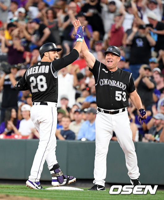 콜로라도 아레나도가 다저스 마에다를 상대로 2타점 적시타를 날리고 기뻐하고 있다. /jpnews@osen.co.kr