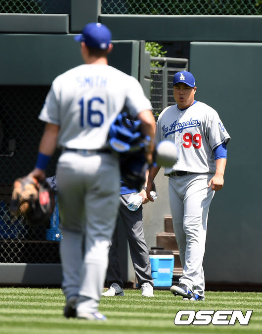 경기에 앞서 다저스 류현진과 스미스가 몸을 풀기 위해 외야로 이동하고 있다. /jpnews@osen.co.kr