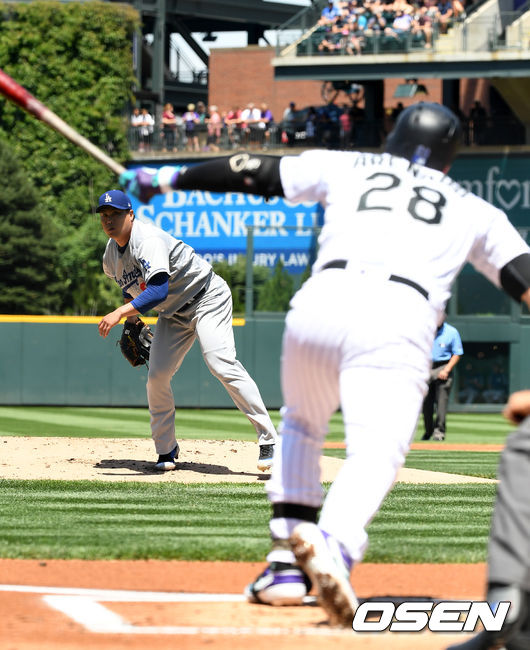 1회말 2사에서 다저스 류현진이 콜로라도 아레나도를 3루땅볼로 처리하고 있다. /jpnews@osen.co.kr