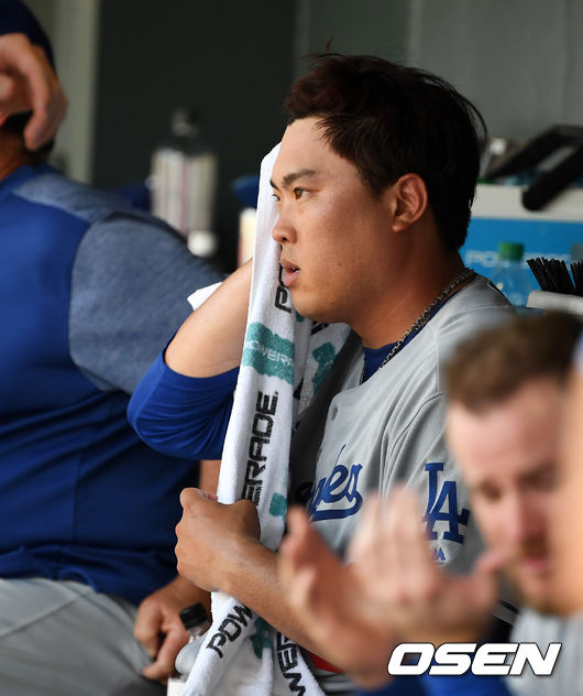 4회말 수비를 마치고 다저스 류현진이 더그아웃에서 땀을 닦고 있다. /jpnews@osen.co.kr