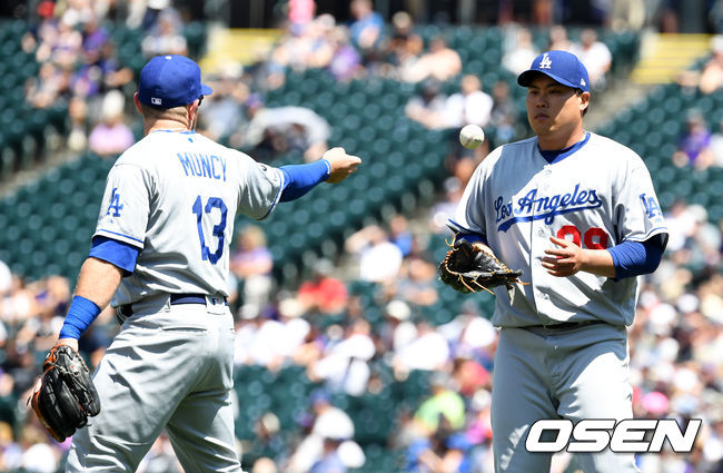 3회말 무사에서 다저스 류현진이 콜로라도 햄슨의 투수앞 땅볼 타구를 처리하며 먼시에 볼을 건네받고 있다. /jpnews@osen.co.kr